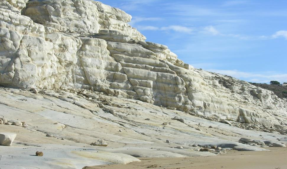 Il Gesso Mineralogia Il gesso è un minerale che appartiene ai solfati idrati.
