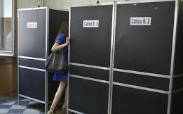 LE PERSONE DEL SEGGIO TI DICONO IN QUALE CABINA ANDARE A VOTARE.