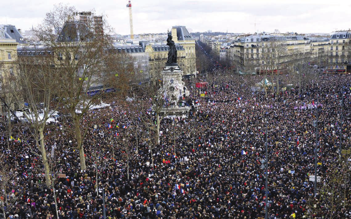 Una panoramica parziale della folla che occupa Place de la République.