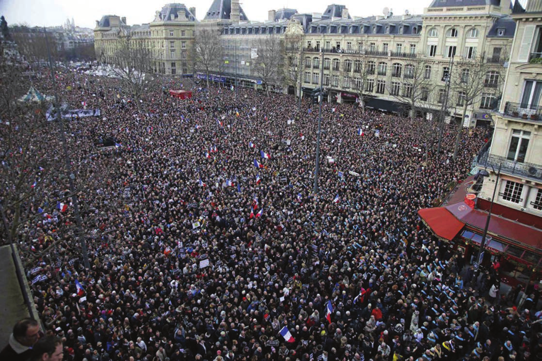 Ancora una immagine della grande folla che si è radunata in Place de la