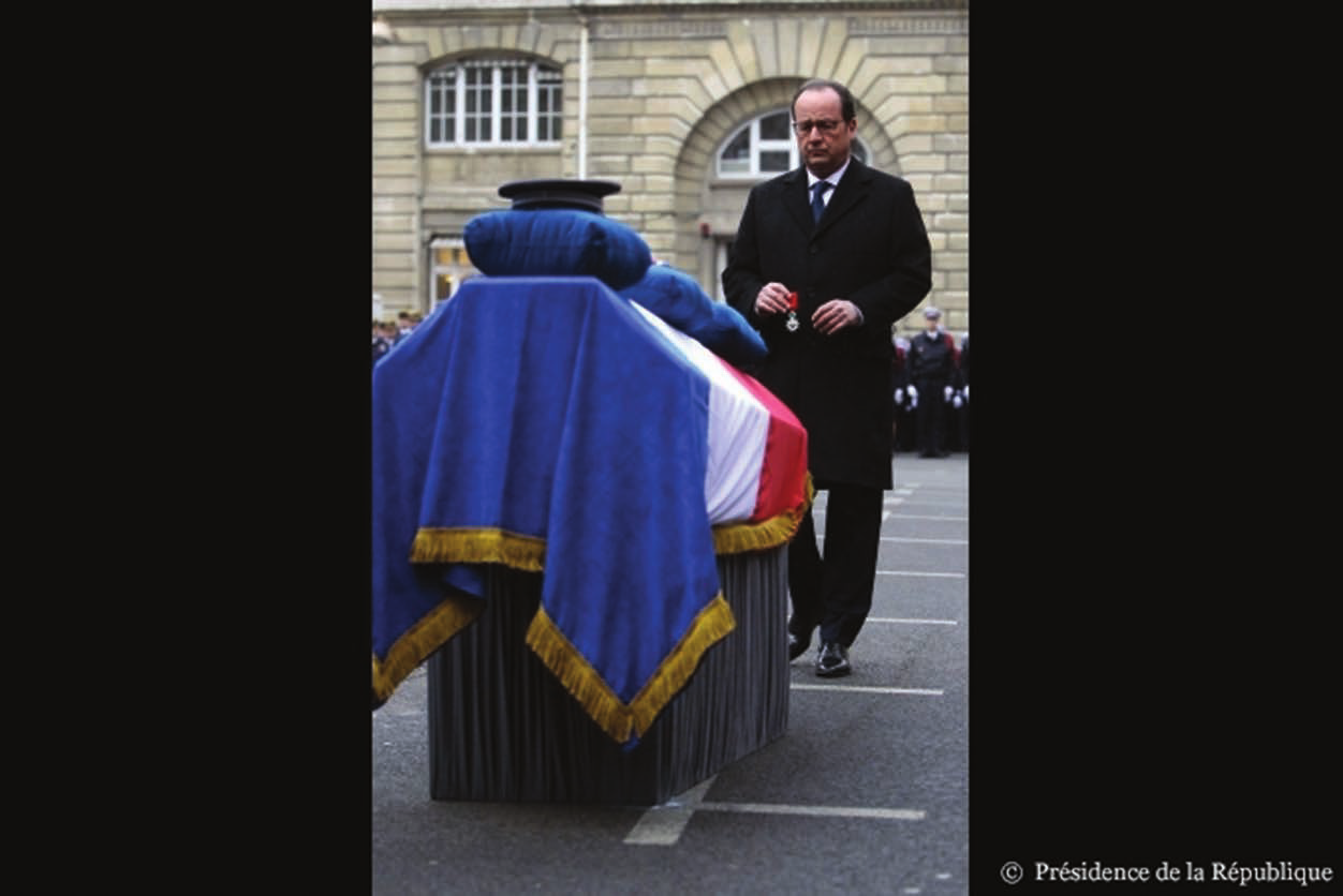 A destra: Il Presidente francese Hollande decora della Legion d Onore uno