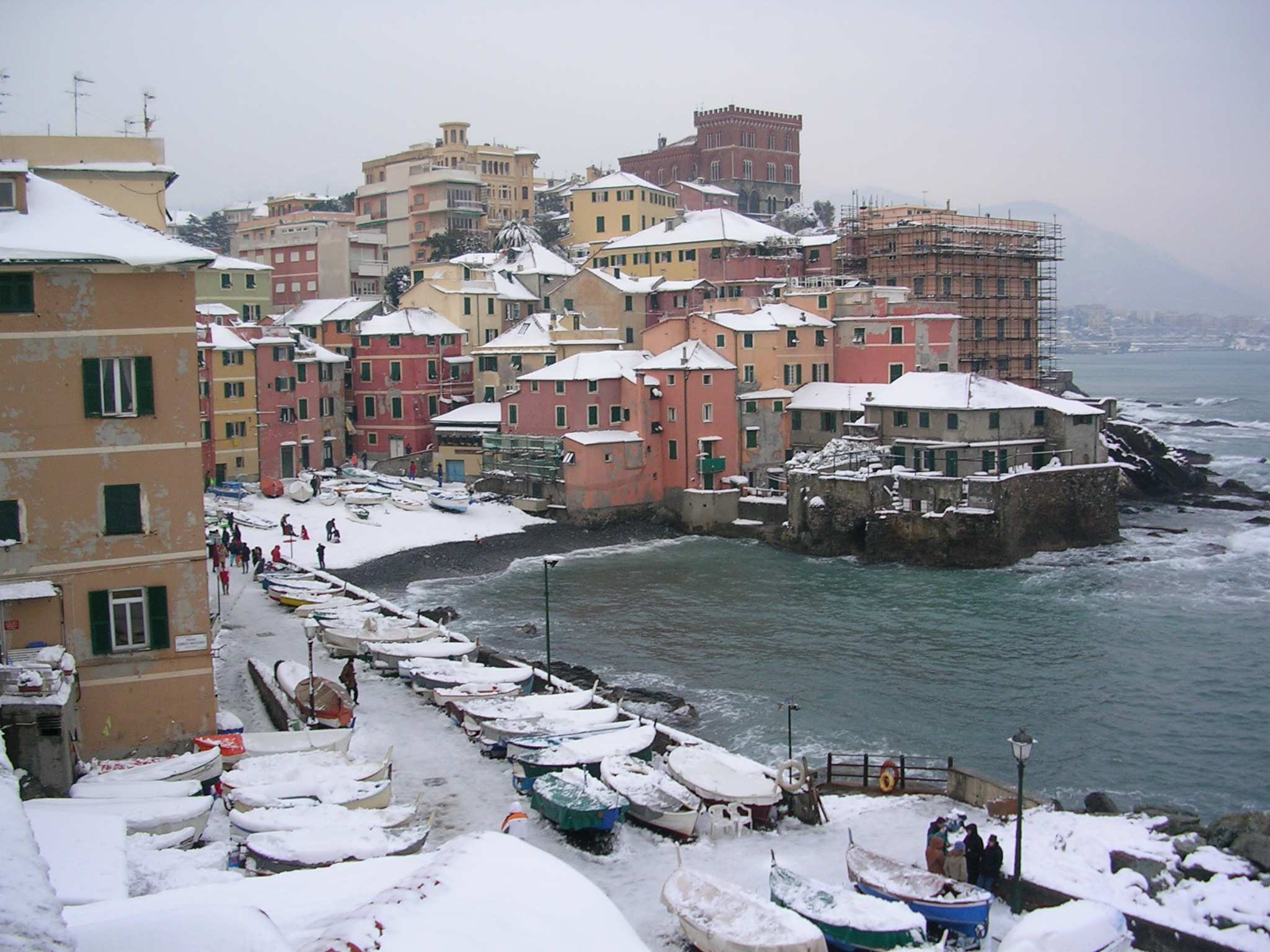 LA NEVE IN PIANURA O SUL MARE PUÒ CAPITARE PERÒ CHE L ARIA IN QUOTA SIA, O DIVENTI, TANTO CALDA DA FAR FONDERE LA NEVE, ALLORA PUÒ PIOVERE ANCHE SE AL SUOLO LE TEMPERATURE SONO DA «NEVE».