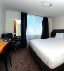 Gli ospiti hanno a disposizione tutti i servizi del complesso Crown Perth di cui l albergo fa parte, fra cui varie piscine coperte e all aperto, bar e ristoranti con specialità di tutto il mondo, un