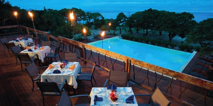 Yasawa Island Resort & Spa Circondato da palme da cocco e affacciato su una spiaggia bianchissima, il resort offre splendidi bungalow, un ristorante con una vista spettacolare, una Spa ed un ampia