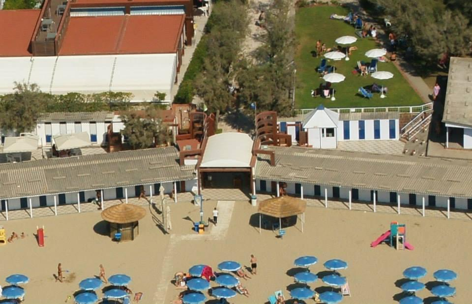 SPIAGGIA La spiaggia è in concessione, tramite rampetta accessibile.