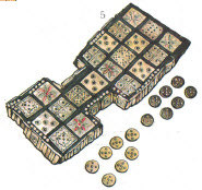 I reperti risalgono ad un periodo che va dal 2400. a.c. al 2600 a.c. Una tavola da gioco completa è esposta al British Museum a Londra, lo stesso dove è esposto lo Stendardo di UR.