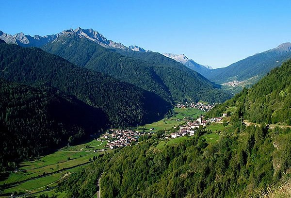 Sabato, trasferimento da Chiari in pullman per la Val di Sole, giunti nella frazione di Cogolo a Pejo il gruppo di cicloturisti inizierà la pedalata immettendosi sulla ciclabile della Val di Sole.