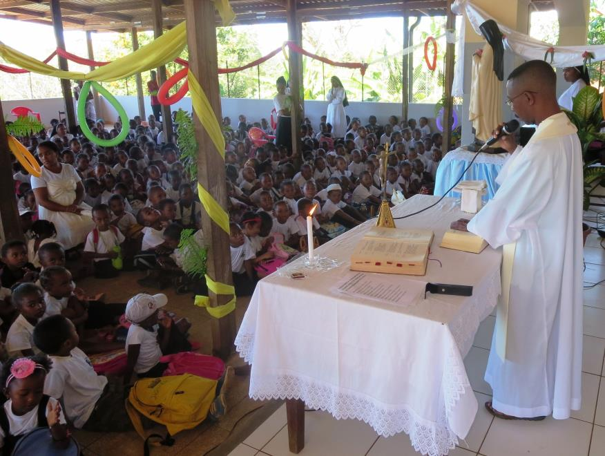 FESTA DI INAUGURAZIONE NUOVO ANNO SCOLASTICO A ST TERESA Il sole è già piuttosto alto nel cielo quando la mattina del 15 ottobre arriviamo alla Missione di St Teresa, sono da poco passate le 8.