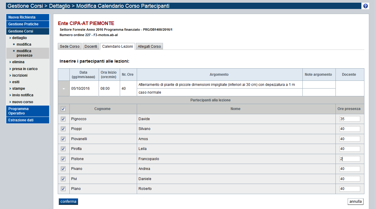 selezionando ciascun iscritto, inserendo le ore di presenza alla lezione.