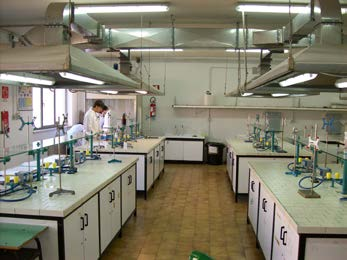 IL PERITO IN CHIMICA, MATERIALI e BIOTECNOLOGIE Tecnico di laboratorio di analisi adibito a compiti di controllo nei settori chimico, merceologico, biochimico, farmaceutico, chimico-clinico,