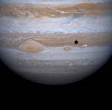 Galileo propose di misurare la posizione del satellite Io intorno a Giove.