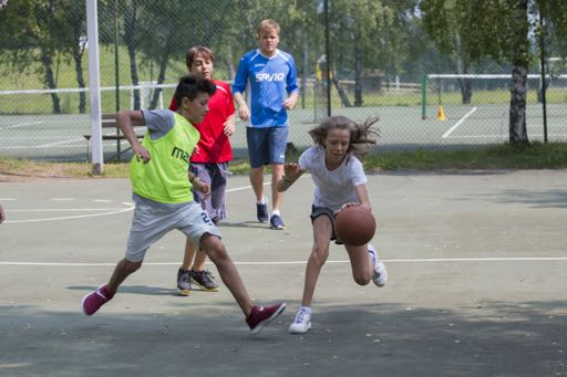 ASSISTENZA E ANIMAZIONE Tutte le discipline sportive in programma sono curate e dirette da personale qualificato e gli allievi sono assistiti in ogni momento della giornata, dalla sveglia del mattino