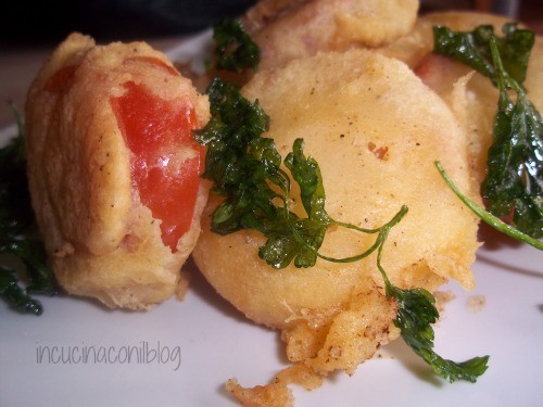 LE DELIZIOSE FRITTELLE DI POMODORO : 4 pomodori tipo Roma prezzemolo sale, pepe olio per friggerere Per la Pastella: 125 g di farina 2 cucchiai di bu