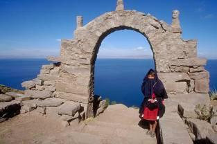 Dall'alto dell'isola sarete sorpresi dal meraviglioso spettacolo che vi si presenterà: il blu acceso del lago Titicaca circondato da alte catene montuose. Tempo a disposizione sull'isola.