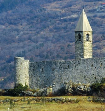 Hrastovlje Na krškoj je uzvisini, od davnina prirodno utočište lokalnom življu, iznad naselja poznata crkva Sv. Trojstva.