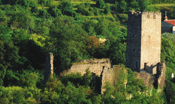 Kaštel u Momjanu nalazi se na nad dolinom rijeke Dragonje koja danas predstavlja granicu Hrvatske i Slovenije.