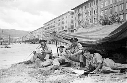 Freyberg, raggiunge Trieste solo il giorno dopo, nel pomeriggio del 2 maggio verso le 16.00, quando gli slavi ne avevano già assunto pieno controllo Gen.