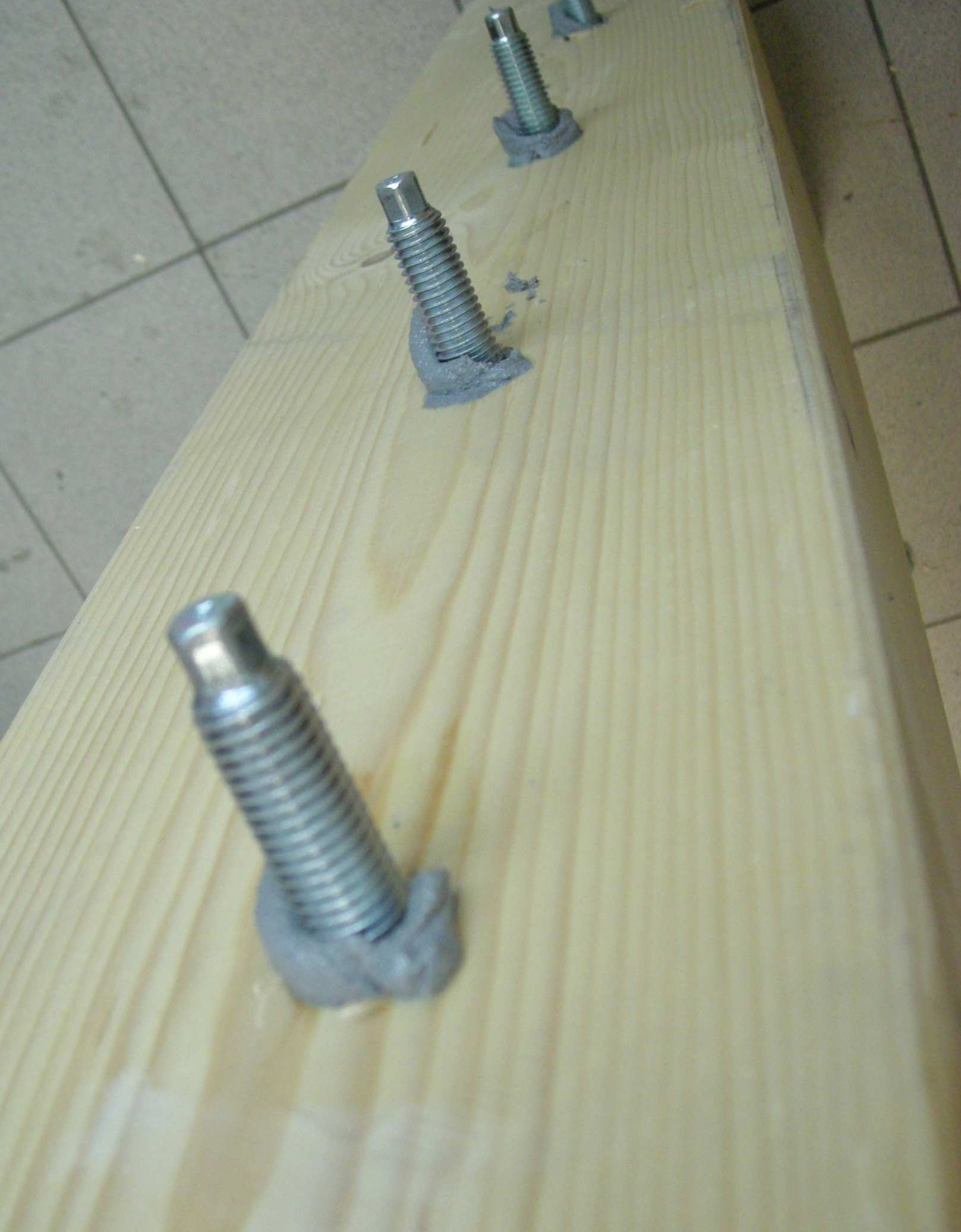 L'utilizzo per il rinforzo di solai in legno col metodo della soletta collaborante prevede l'inserimento di ferri di connessione piegati a "L" infissi tramite resina che trasferiscano lo sforzo di