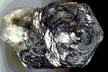 EMATITE Formula chimica: Fe 2 O 3, sesquiossido di ferro Classe: Ossidi e idrossidi Importante minerale economico di ferro, usata anche come pigmento.