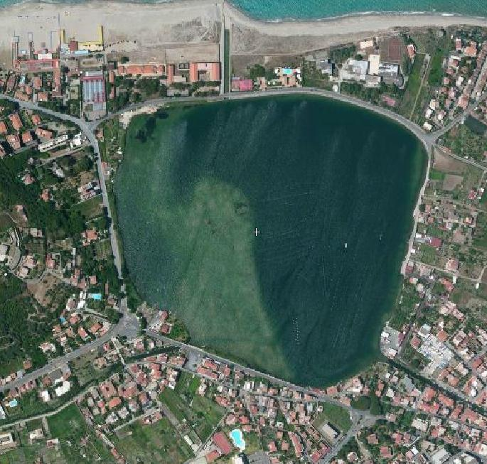Monitoraggio Lago Faro Il Pantano Piccolo, rispetto a quello di Ganzirri, è storicamente meno soggetto agli impatti antropici, quali possono essere, ad esempio, gli scarichi di acque reflue