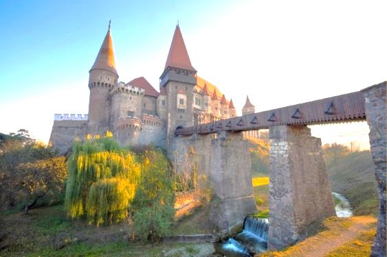 ROMANIA TRANSILVANIA MONASTERI DELLA BUCOVINA Bucarest Bran (Castello di Dracula) - Brasov - Sinaia Piatra Neamt Le Gole di Bicaz - Sighisoara Biertan - Sibiu Alba Iulia - Hunedoara 11 18 Agosto