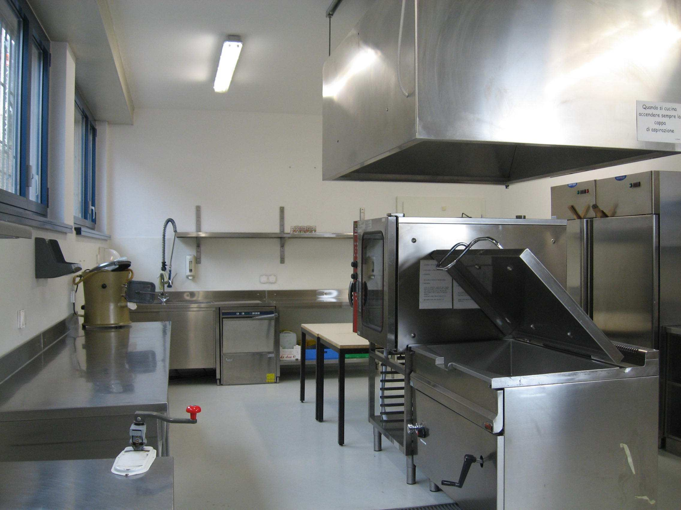Nel 2012 la cucina esistente nella Scuola elementare (SE) è stata ammodernata nell ambito di una collaborazione avvenuta con il Centro per la formazione professionale e sociale di Gerra Piano (CPS).