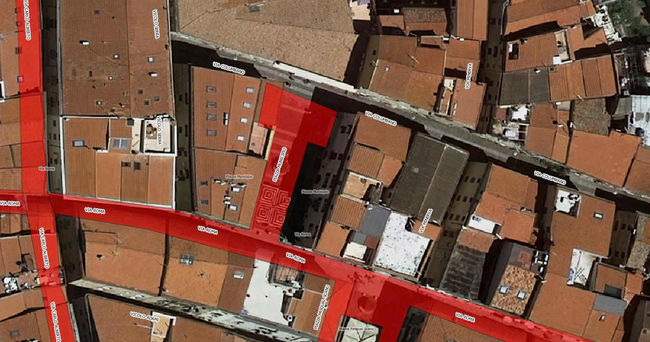 posto alla sinistra con le spalle a via Roma fino ad una profondità massima di mt 2,55 dallo spigolo su via Roma, di mt 2,55 dallo spigolo intermedio sulla piazza e di mt 3,15 in prossimità dello