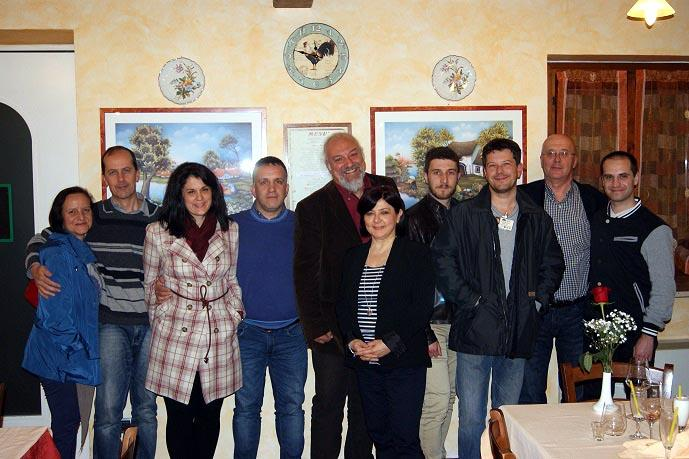 Foto di Gruppo all agriturismo San Gabriele Un momento della cena Enzo GALLORI, Rodolfo CALANCA ed Eugenio FINARDI discutono di massimi sistemi Eugenio