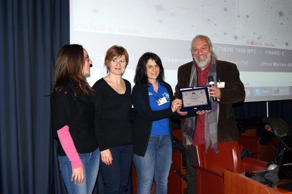 Silvia APRILI consegna la targa di dedica dell asteroide al maestro FINARDI.