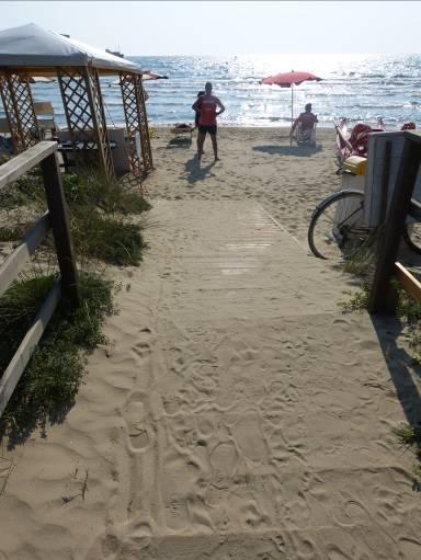 La spiaggia riservata agli appartamenti del residence I Tusci si trova a soli 60