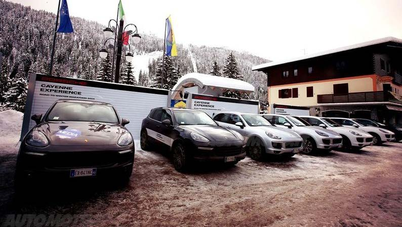 il ritrovo è sempre in centro a Madonna di Campiglio e la giornata è subito calda in tutti i sensi, con un Sole che mantiene poco sopra lo zero le temperature per un pubblico incuriosito che osserva