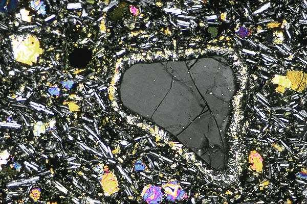 Si identificano per la mineralogia e la tessitura estranea al magma e/o per le tessiture di reazione (a corona) che li possono circondare.