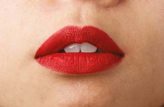 gesto. PER UNO SPETTACOLARE EFFETTO MAT, APPLICA IL PRIMER PRIMA DEL TUO ROSSETTO PREFERITO!