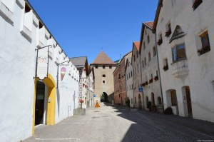 Fu infatti Carlo Magno ad aver voluto questo Monastero, edificato nel 775 circa; a quel tempo monaci e monache popolavano il monastero, ma dal 1163 esso è abitato solo da monache di clausura; oggi vi