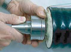 Visser le manchon d appui (2). Le début du filetage du manchon doit affleurer le bout du tube. Avvitare l anello di pressione (1) indietro.