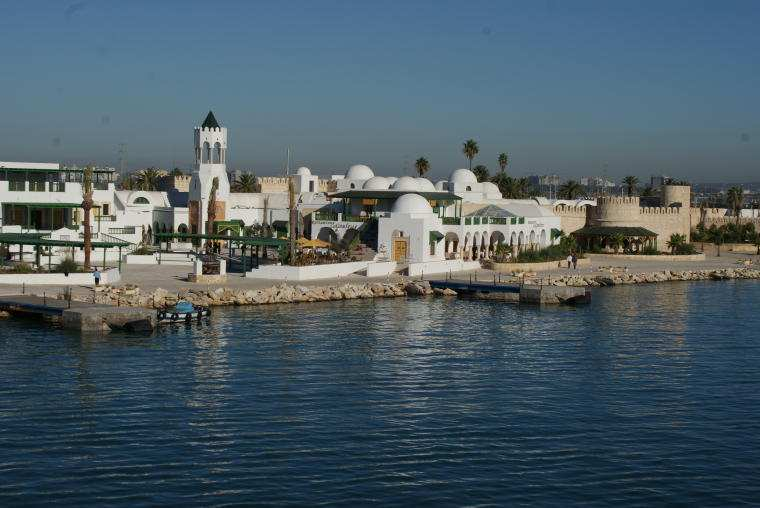 La Goulette La Goletta (in arabo: يداولا قلح Halq al-wādī; in francese: La Goulette) è una cittadina costiera della Tunisia situata a 10 km dalla capitale Tunisi, di cui costituisce l'avamporto.