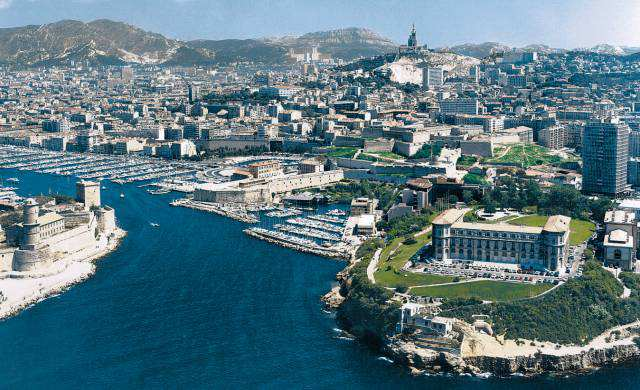 Marsiglia Marsiglia è la seconda città della Francia e si trova nella regione della Provenza.