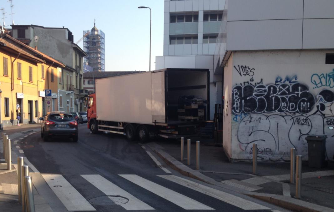 foto a destra) e contro la prepotenza dei supermercati (foto in alto) che non si curano del disagio procurato al traffico, alla viabilità, alla