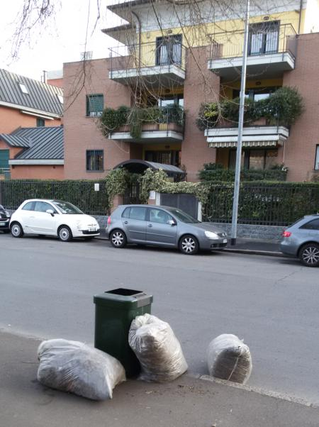 Mi chiedo: perché queste nostre denunce non trovano una immediata corrispondenza in una delibera del Consiglio di Zona che vieti le situazioni di cui