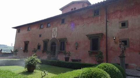 La tenuta comprende la Villa del 1400 con tutti i suoi giardini, le cantine antiche e le nuove, create in modo da poter sostenere l'attuale produzione.