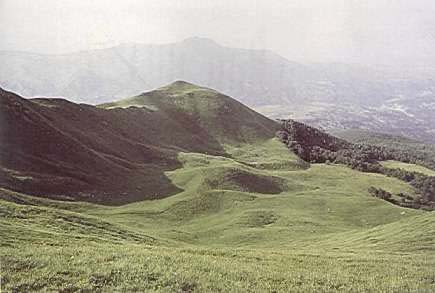 FIG. 2. La conca giacio-nivale di "Lama di Mezzo" (Monte Sillano-Il Monte) nell'alto Appennino reggiano. Sullo sfondo, il Monte Ventasso e la Val Secchia (foto Zanzucchi).