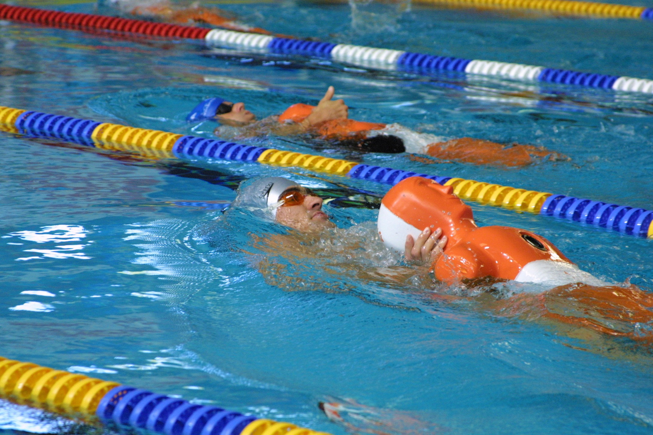 TRASPORTO DEL MANICHINO 50 m. a) Descrizione della gara Al segnale di partenza, il concorrente si tuffa in acqua e nuota 25 m.
