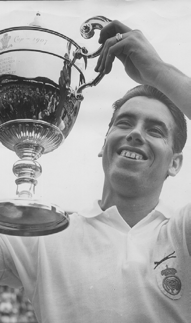 8 terza pagina Manolo Santana, il n.1 cinquant anni fa Nel 1966 fu il primo spagnolo a vincere Wimbledon e andò in vetta alle classifiche mondiali.
