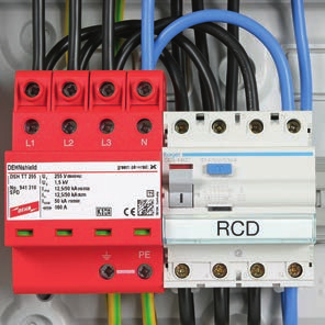 la protezione di utenze finali Capacità di scarica di corrente di fulmine fino a 50 ka (10/350 µs) Indicazione di funzionamento / guasto tramite marcatura verde / rossa nella finestrella Elevata