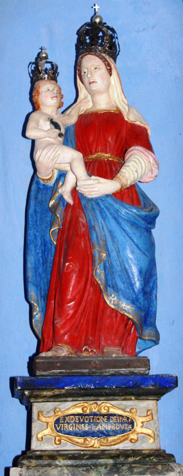 Altare navata destra: Scultore anonimo del sec. XVII, Madonna di Caporciano, conosciuta anche come Madonna della Cava oppure Lampedosa o Lampetrosa, pietra dipinta, altezza cm. 150.