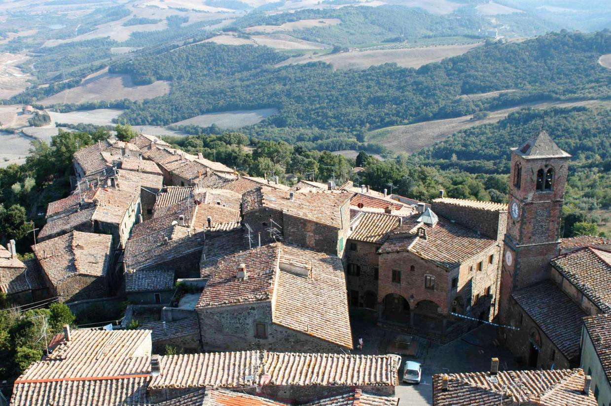 Trovasi sulla estrema balza di un poggio che stendesi verso scirocco da quello più elevato di Caporciano, ossia del Poggio alle Croci, il quale acquapende in due