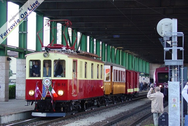 Finalmente si parte! Circondata dai fotografi, la locomotiva B.