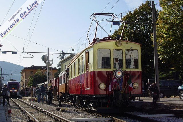 Sul binario di sinistra sosta il treno 384.