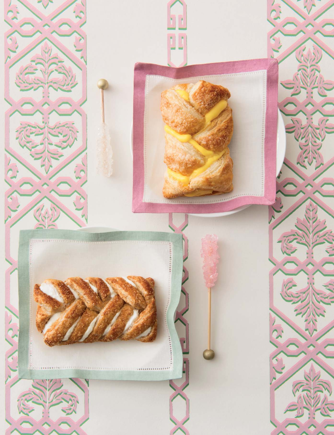 TRECCIOLA CREMA E AMARENA Con decorazione di cristalli di zucchero.