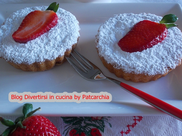 CROSTATINE ALLE FRAGOLE. Dosi per 4 crostatine utilizzando stampi da 10cm: 100 gr.